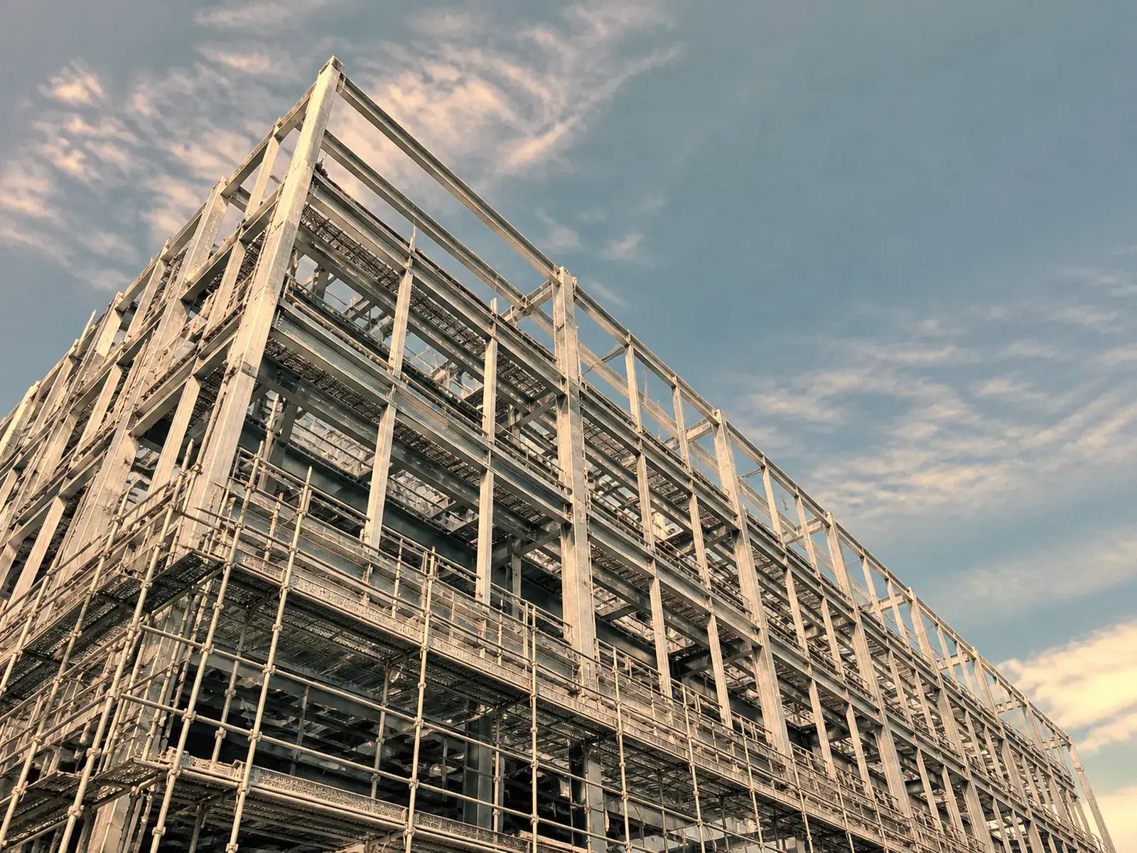 建設中の建物と青空